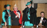 Oberm�hn Renate Weber, B�rgermeister Adi Buchwald, Fahnentr�gerin Martin(a) Hausen, Stadtmanager Thomas Herschbach (v.l.n.r.)