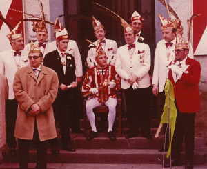 hinten v.l.n.r. Paul Reuschenbach, Matthias Thr, Jrgen Strohe, Hans Sonntag, Otto Muthers, Prsident Manfred Berg, Brgermeister und Dreigestirn