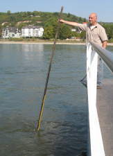 F�hrmeister Achim St�mper bei der Messung der Wassertiefe
