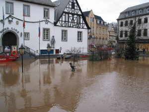 Der Str�nzer (mitte) steht bis zum Bauch im Wasser